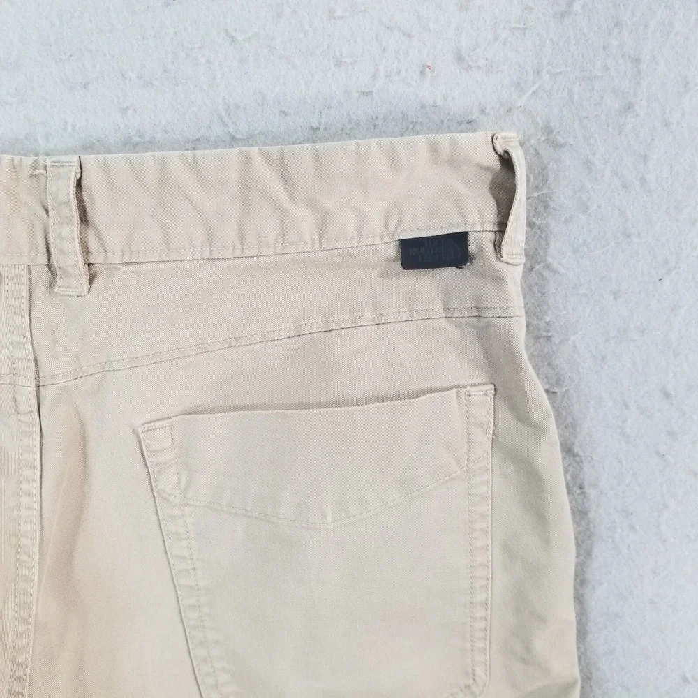 The North Face shorts men's 32 x 10 beige flex stretch outdoor hiking adventure